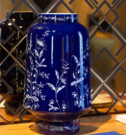 Large Blooming Vase | Vista Alegre | – 3 femmes et 1 coussin