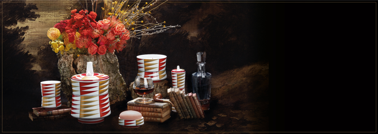 Alta perfumaria e decoração juntam-se harmoniosamente em três fragrâncias exclusivas, Innocence, Pouvoir e Mystère, criadas por uma perfumista de reputação mundial. Desperte os sentidos e descubra um novo mundo de sensações.