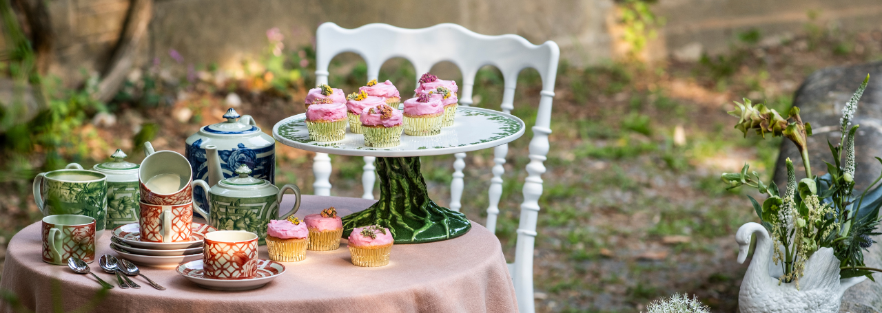 Numa parceria inédita com a Bordallo Pinheiro nasce um jardim secreto onde o imaginário é servido à mesa e marca presença em cada detalhe. Percorra este labirinto de sensações onde a leveza da porcelana é enriquecida com a audácia da faiança e a translucidez do cristal.