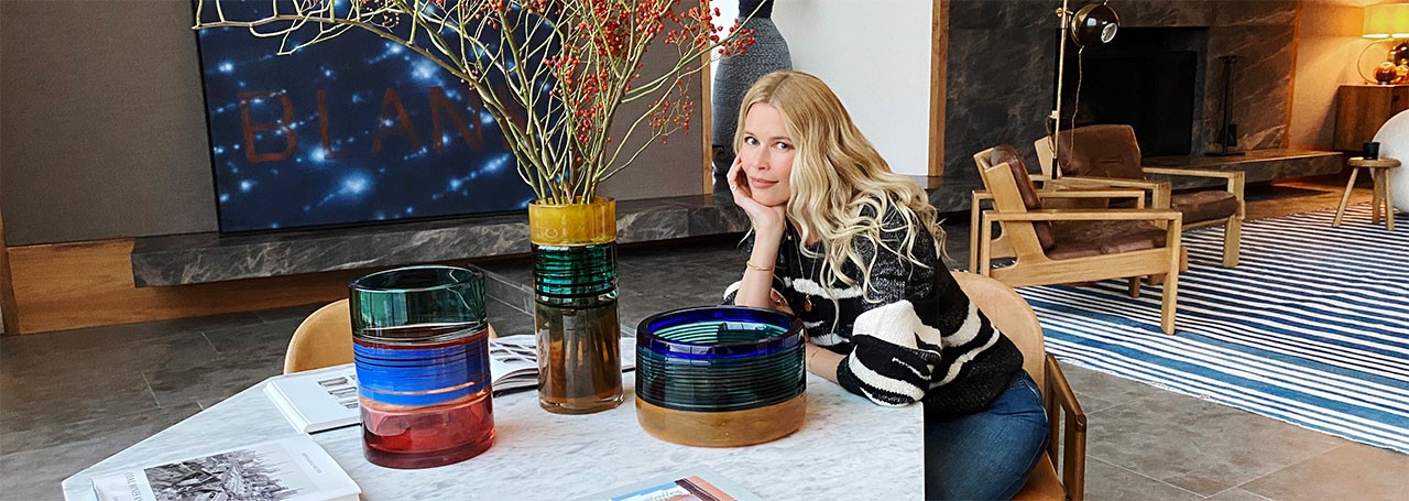 Vista Alegre y Claudia Schiffer se enorgullecen en presentar una nueva y vibrante colección compuesta por tres piezas decorativas de vidrio llenas de color.