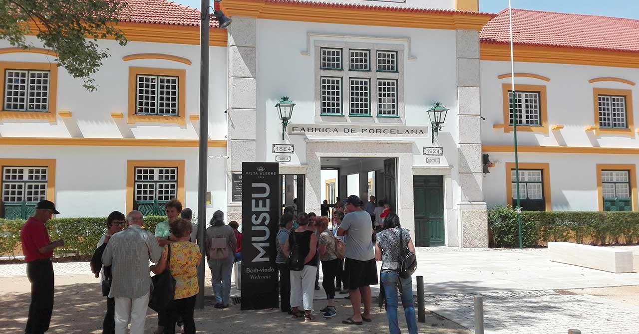 Fachada da Fábrica da Vista Alegre Grupo de visitantes junto à entrada do Museu