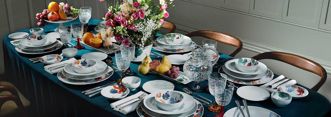 Discover here this mysterious collection, of white contrasts and lush flowers, in a swirl of colors and romantic motifs.